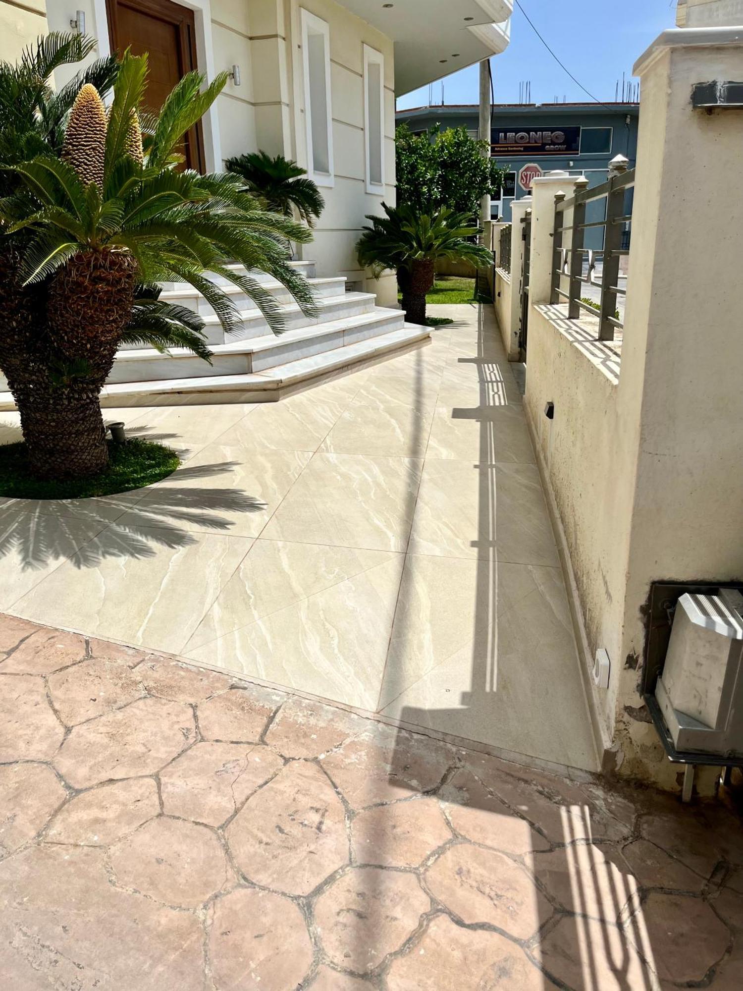 Lia's Luxury - Near Airport Apartment